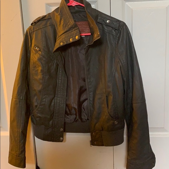 I’m selling this gorgeous leather jacket - Picture 1 of 2